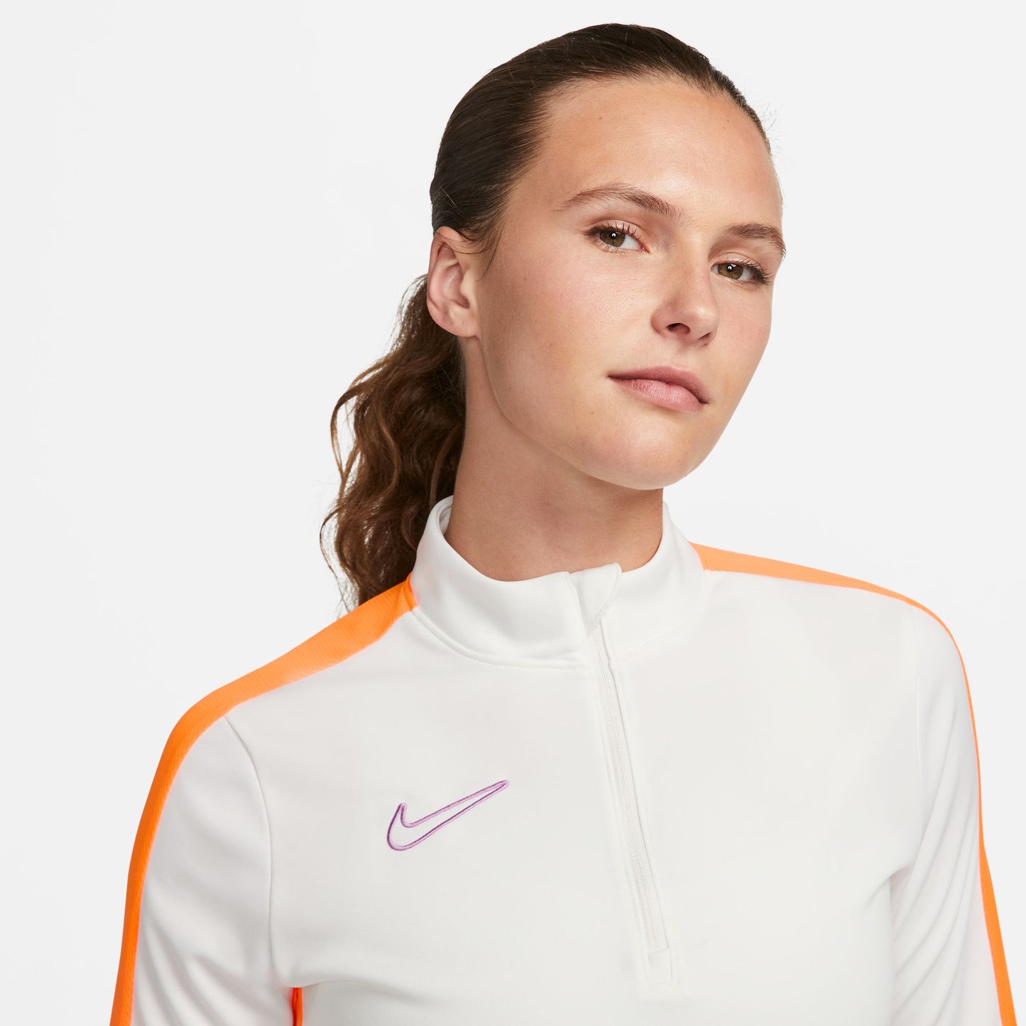 Nike Dri-FIT Academy - Camiseta de fútbol para mujer - Blanco y naranja