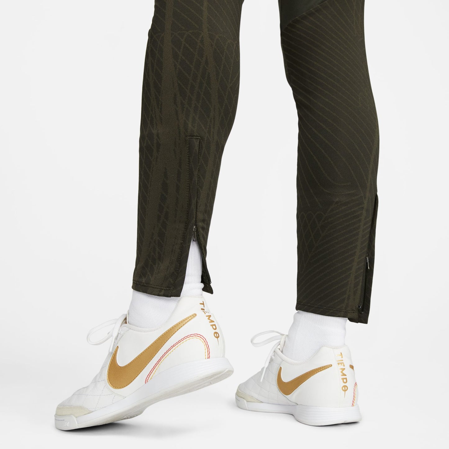 Pantalón de fútbol Nike Dri-FIT Knit Barcelona Strike 23/24 para mujer