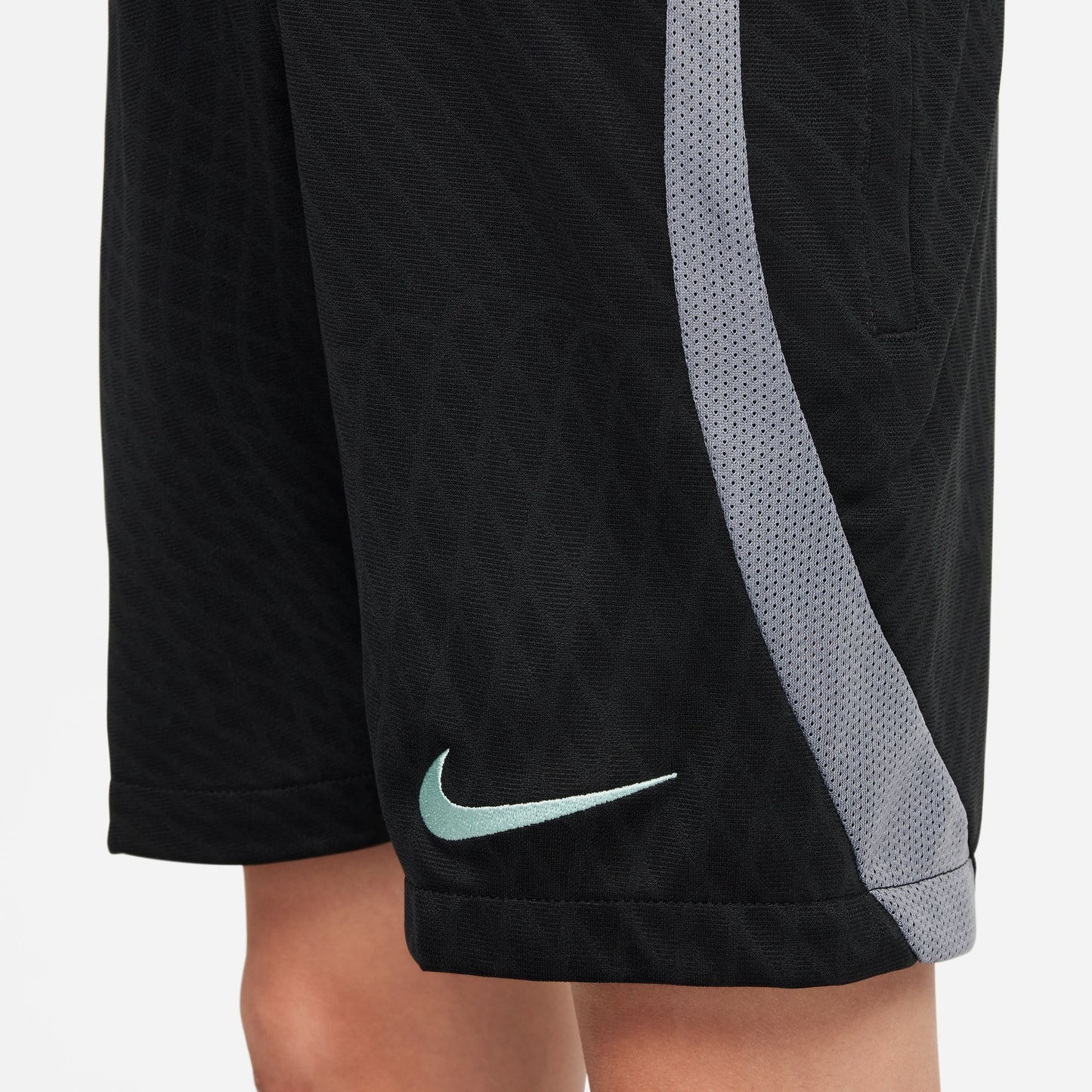 Pantalón corto de fútbol Nike Dri-FIT Chelsea Strike Third 23/24 para niños talla grande